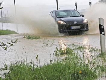 Das Wasser stand so auf den Straßen, dass es beim Vorbeifahren regelrecht Fontänen in die Luft jagte.  Foto: Josef Hofbauer