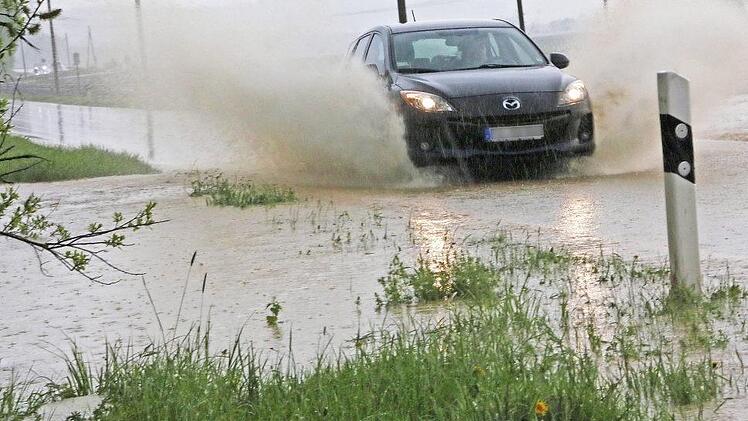 Das Wasser stand so auf den Straßen, dass es beim Vorbeifahren regelrecht Fontänen in die Luft jagte.  Foto: Josef Hofbauer