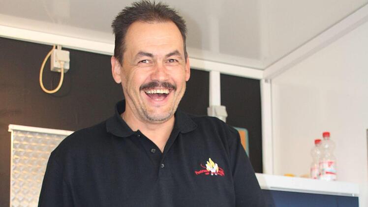 Werner Zehetbauer mit einem Pastramisandwich&nbsp; Foto: Cindy D&ouml;tschel