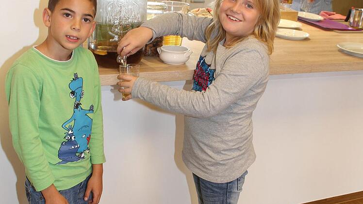 Nachschlag aus der Küche: Tim Winkler (8) und Laila Zeller (8) finden es prima, dass die Küche in den großen Aufenthaltsraum integriert ist. Ein Mal pro Woche wird selbst gekocht. Foto: Sonny Adam