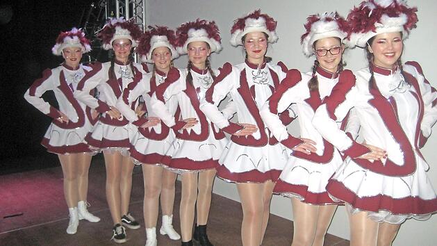 Beim Faschingsumzug sind nat&uuml;rlich auch die h&uuml;bschen DLRG-Funkenmariechen dabei. Foto: Paul Hader