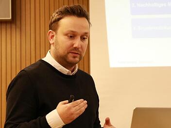 Stadtsteinach hat derzeit beim Stadtentwickler DSK ein Konzept für die weitere Entwicklung der Stadt in Auftrag gegeben, das Peter Großmann in der Bürgerversammlung vorstellte. Foto: Klaus Klaschka