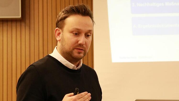 Stadtsteinach hat derzeit beim Stadtentwickler DSK ein Konzept für die weitere Entwicklung der Stadt in Auftrag gegeben, das Peter Großmann in der Bürgerversammlung vorstellte. Foto: Klaus Klaschka