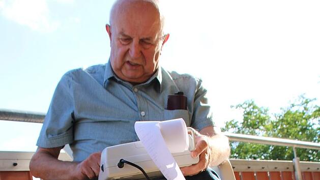 Als Rentner hat Franz Gebhart es sich zum Hobby gemacht, Wahlergebnisse zu &uuml;berpr&uuml;fen. Foto: Ulrike M&uuml;ller