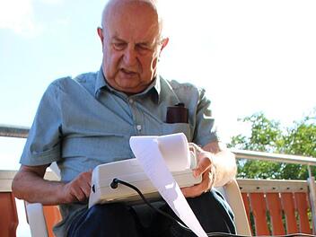 Als Rentner hat Franz Gebhart es sich zum Hobby gemacht, Wahlergebnisse zu überprüfen. Foto: Ulrike Müller