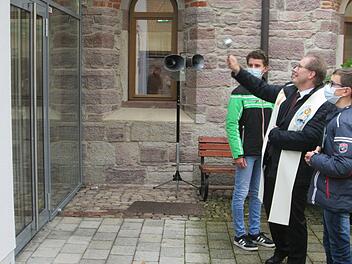Mit der Segnung des Gebäudes übergab Pfarrer Eschenbacher das Johannes Martin-Haus zur Nutzung frei, die derzeit noch im Rahmen der Corona-Sicherheitsmaßnahmen unterliegt.