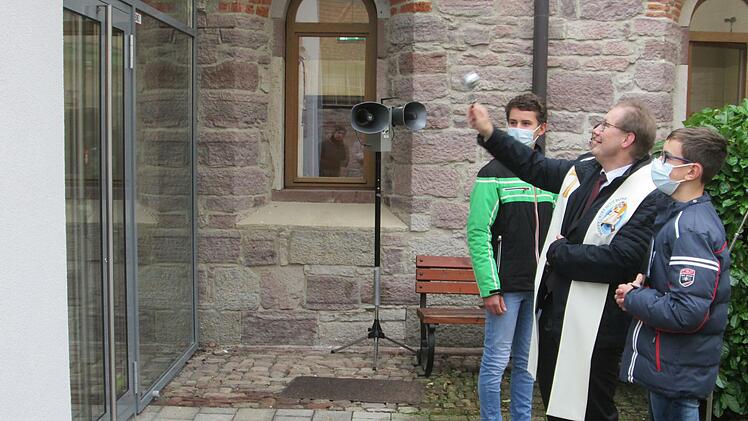 Mit der Segnung des Gebäudes übergab Pfarrer Eschenbacher das Johannes Martin-Haus zur Nutzung frei, die derzeit noch im Rahmen der Corona-Sicherheitsmaßnahmen unterliegt.
