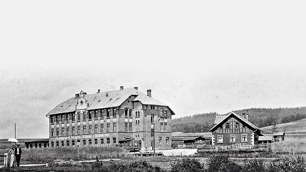 Die Porzellanfabrik Burggrub im Jahr 1902. Dem Betrieb war ein gro&szlig;er Teich vorgelagert.