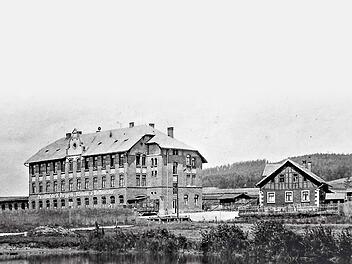 Die Porzellanfabrik Burggrub im Jahr 1902. Dem Betrieb war ein großer Teich vorgelagert.