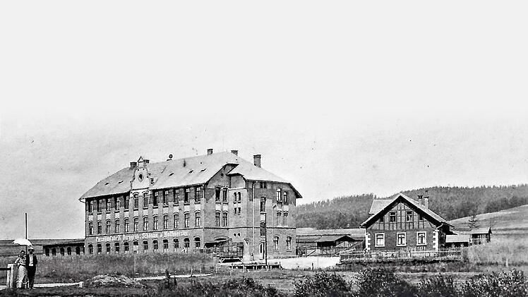 Die Porzellanfabrik Burggrub im Jahr 1902. Dem Betrieb war ein großer Teich vorgelagert.