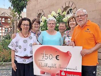 Schatzmeisterin Jutta Stark (Erste v.l.) freute sich der Flüchtlingsbetreuung eine Spende übergeben zu können.