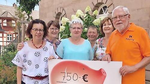 Schatzmeisterin Jutta Stark (Erste v.l.) freute sich der Flüchtlingsbetreuung eine Spende übergeben zu können.