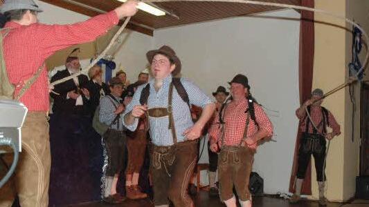 Das Männerballett beim Seilhüpfen.Foto: Gerhard Schmidt