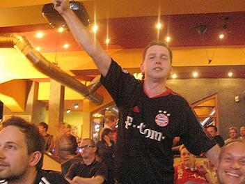 Finale, wir kommen! Mijo Kesina, der auch Kopf des neuen Bayern-Fanclubs "Red Naz" ist, freut sich ausgelassen über den 4:0-Triumph der Münchner über den FC Barcelona. Fotos: Oliver Schmidt