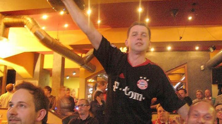 Finale, wir kommen! Mijo Kesina, der auch Kopf des neuen Bayern-Fanclubs "Red Naz" ist, freut sich ausgelassen über den 4:0-Triumph der Münchner über den FC Barcelona. Fotos: Oliver Schmidt