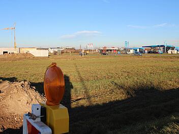 Auf diesem Grundstück am westlichen Ortseingang von Adelsdorf soll sich die Pommersfeldener Bäckerei Burkard niederlassen. Foto: Andreas Dorsch