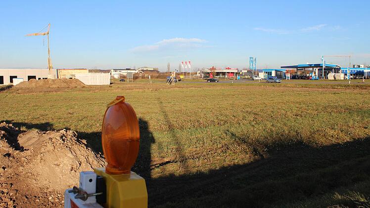Auf diesem Grundstück am westlichen Ortseingang von Adelsdorf soll sich die Pommersfeldener Bäckerei Burkard niederlassen. Foto: Andreas Dorsch