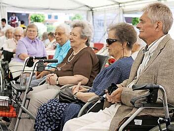 Die Mitarbeiter des Küpser Seniorenheims "Sonnenblick" bereiteten den älteren Bewohnern beim Sommerfest eine Freude.  Foto: Michael Wunder