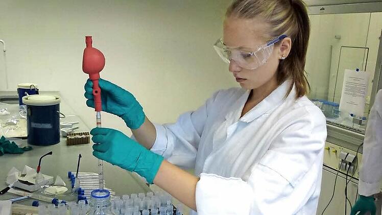 Diana Dubencov bereitet ihre Proben für die finale Analyse mit dem Atomemmissionsspektrometer an der Universität Bayreuth vor. Fotos: Privat; Oberfranken Offensiv e.V.