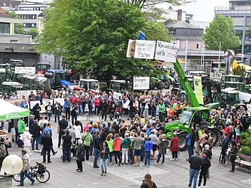 Mit Plakaten an ihren Traktoren haben Landwirte und Betroffene am Mittwoch vor dem Erlanger Rathaus demonstriert. Fotos: Ronald Rinklef