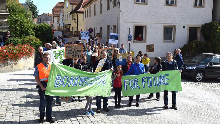 Auf den weltweiten Klimawandel wurde auch mit einer Demonstration in Burgkunstadt aufmerksam gemacht. Foto: Dieter Radziej