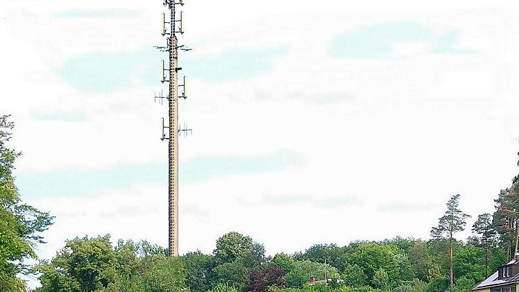 In dieser Animation hat die Bürgerinitiative den Funkturm am geplanten Standort in Gößweinstein "hineingezaubert". Fotomontage: Bürgerinitiative "Standortalternative Funkturm Gößweinstein"