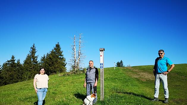 Einheitliche und &uuml;bersichtliche Wegemarkierung. Sandbergs  B&uuml;rgermeisterin Sonja Reubelt (von links) dankt Martin Benner  und Thomas&nbsp; Zehe, beide vom Rh&ouml;nklub Zweigverein Waldd&ouml;rfer, f&uuml;r ihr Engagement um die  Wanderwege. Foto: Marion Eckert
