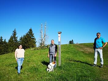 Einheitliche und übersichtliche Wegemarkierung. Sandbergs  Bürgermeisterin Sonja Reubelt (von links) dankt Martin Benner  und Thomas  Zehe, beide vom Rhönklub Zweigverein Walddörfer, für ihr Engagement um die  Wanderwege. Foto: Marion Eckert