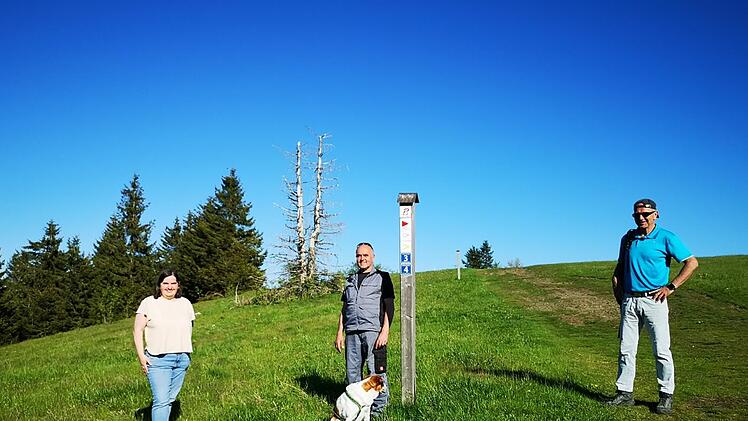 Einheitliche und übersichtliche Wegemarkierung. Sandbergs  Bürgermeisterin Sonja Reubelt (von links) dankt Martin Benner  und Thomas  Zehe, beide vom Rhönklub Zweigverein Walddörfer, für ihr Engagement um die  Wanderwege. Foto: Marion Eckert
