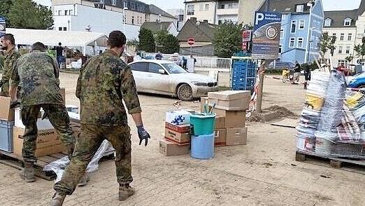 Nach der Ankunft in Bad Neuerahr wurden die Rupbodener Hilfsgüter umgeladen.