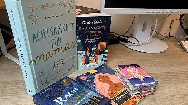 B&uuml;cher und Kartensets f&uuml;r die Raun&auml;chte