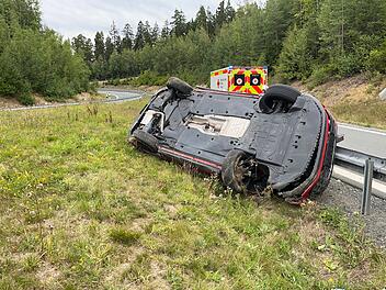 Schutzengel an Bord: VW &uuml;berschl&auml;gt sich auf A93 mehrfach - Fahrer (69) unverletzt