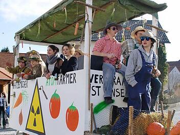 Der letzte Faschingszug von Lauter nach Katzenbach hatte 2011 unter dem Motto "Achtung, strahlende Narren" gestanden. Unser Bild zeigt die Katzenbacher Jugend auf ihrem Wagen.  Foto: Archiv/Kathrin Kupka-Hahn
