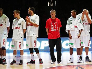 Enttäuschung, trotz des dritten Platzes. Die Spieler der Brose Baskets bei der Siegerehrung. Foto: Daniel Löb