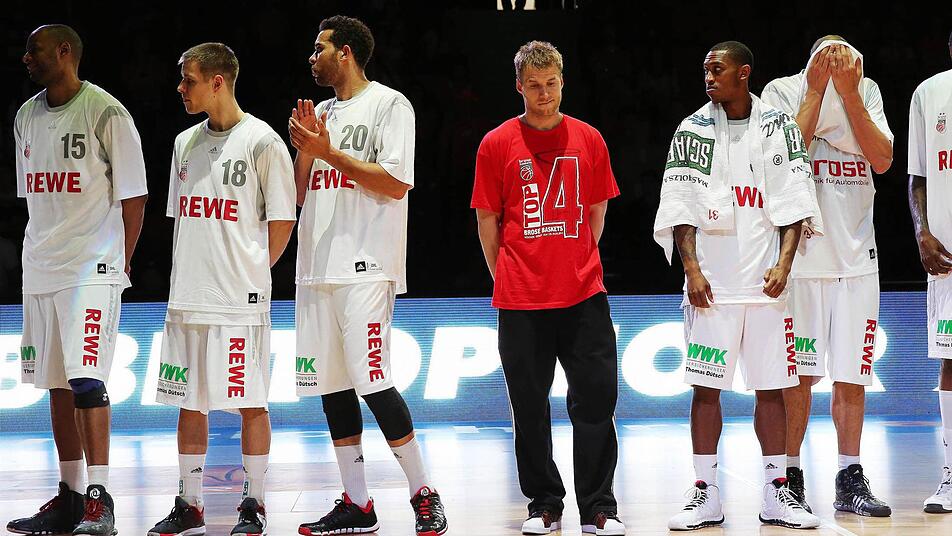 Enttäuschung, trotz des dritten Platzes. Die Spieler der Brose Baskets bei der Siegerehrung. Foto: Daniel Löb