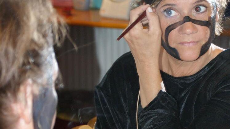 Kerstin Ritz alias Baghira schminkt sich selbst. Foto: Stefanie Karl