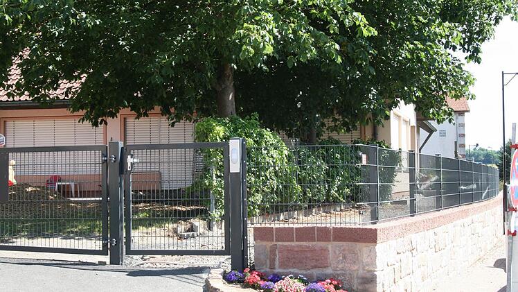 Sanierte Mauer am Friedhof: Abschluss der Dorferneuerung in Gefäll Foto: Gabriele Sell