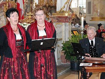 Das Stück Glorwürdige Königin sang und spielte das Neunkirchner Torberg Trio. Foto: Andreas Welz