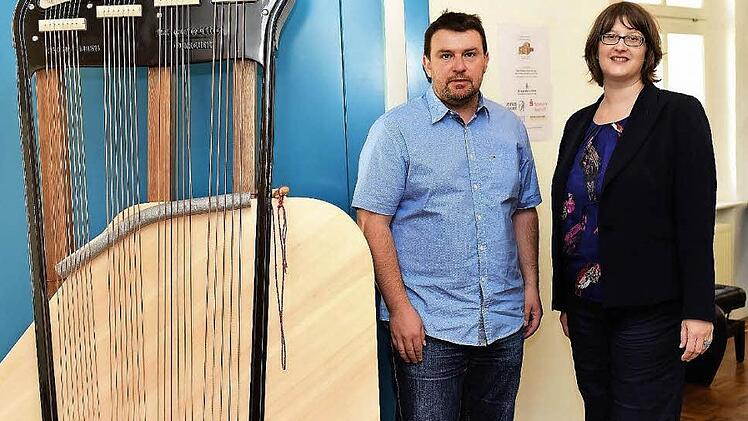 Der Leiter der Statisterie bei den Bayreuther Festspielen, Martin Scholti, berichtete bei einer Veranstaltung der Gesellschaft der Freunde von Bayreuth aus seinem Festspielalltag. Mit auf dem Bild die Geschäftsführerin der Gesellschaft, Ina Besser-Eichler. Foto: Fuchs