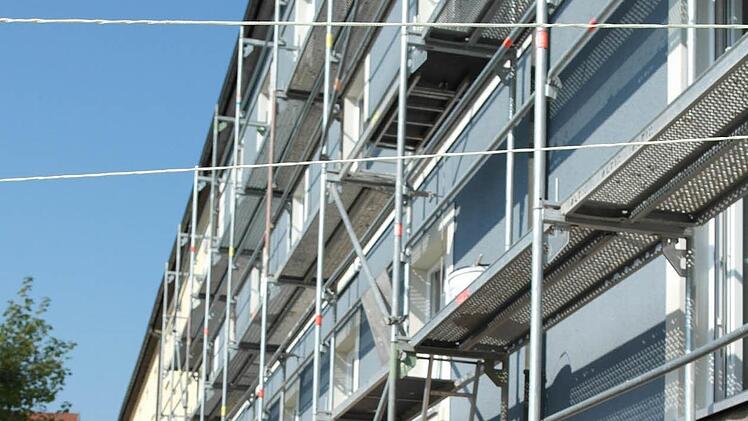 Riesenbaustelle Blaicher Straße 15c und 15d. Mieter Josef Duballa versteht nicht, warum das Gerüst noch steht, obwohl die Fassade bereits seit zwei Monaten gestrichen ist. Fotos: Peter Müller