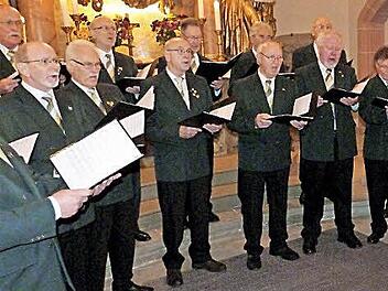 Es war ein beeindruckendes Konzert, zu dessen Gelingen auch der M&auml;nnerchor des Gesangvereins Weiher-Mangersreuth um Chorleiter Walter Schleicher beitrug. Fotos: Werner Rei&szlig;aus
