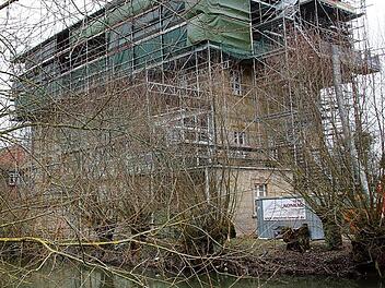 Vor Monaten sorgten die angelaufenen Sanierungsprojekte rund um das Schloss Gleusdorf für eine gesteigerte Aufmerksamkeit. Das Millionenprojekt hätte eigentlich bis Ende 2016 abgeschlossen sein sollen. Aber es kamen andere Ereignisse dazwischen, so wie die Itz das Schloss und das Dorf trennt. Foto: Ralf Kestel
