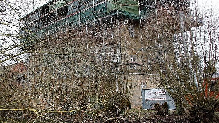Vor Monaten sorgten die angelaufenen Sanierungsprojekte rund um das Schloss Gleusdorf für eine gesteigerte Aufmerksamkeit. Das Millionenprojekt hätte eigentlich bis Ende 2016 abgeschlossen sein sollen. Aber es kamen andere Ereignisse dazwischen, so wie die Itz das Schloss und das Dorf trennt. Foto: Ralf Kestel