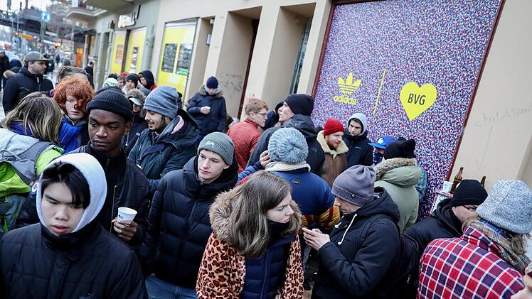 Viele Menschen warten am 16.01.2018 in Berlin vor einem Schuhladen auf einen Adidas-Turnschuh mit eingebauter BVG-Jahreskarte. Foto: Kay Nietfeld/dpa