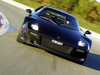 In der Produktbeschreibung zum New Stratos heißt es: "Sein leichtes Design, der 550 PS Motor, die speziell abgestimmte Federung und die ideale Balance liefern ein Erlebnis, das kein anderer Supersportwagen auf engen und kurvigen Straßen garantieren kann."New Stratos GbR