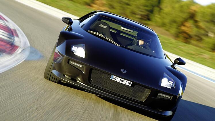 In der Produktbeschreibung zum New Stratos hei&szlig;t es: "Sein leichtes Design, der 550 PS Motor, die speziell abgestimmte Federung und die ideale Balance liefern ein Erlebnis, das kein anderer Supersportwagen auf engen und kurvigen Stra&szlig;en garantieren kann."New Stratos GbR