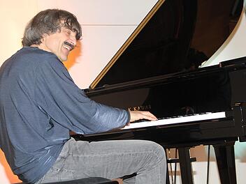 Bereits zum zweiten Mal begeisterte Thomas Scheytt, zeitgenössische Blues- und Boogie-Pianist, das Lichtenfelser Publikum.Gerda Völk