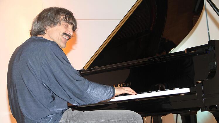 Bereits zum zweiten Mal begeisterte Thomas Scheytt, zeitgenössische Blues- und Boogie-Pianist, das Lichtenfelser Publikum.Gerda Völk