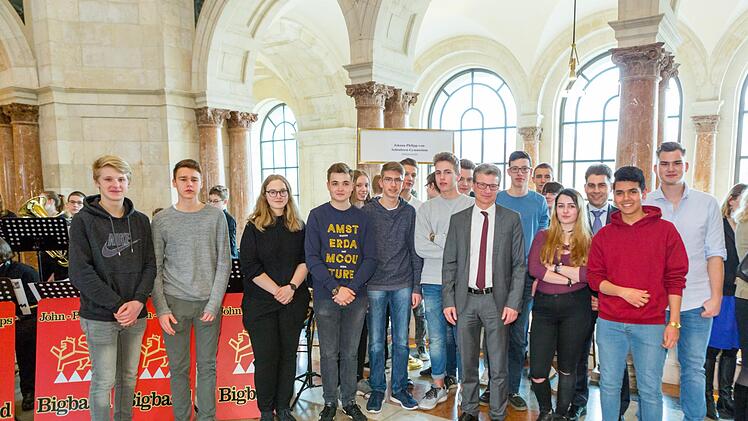 Sch&uuml;lerinnen und Sch&uuml;ler des M&uuml;nnerst&auml;dter Johann-Philipp-von Sch&ouml;nborn-Gymnasiums mit Staatssekret&auml;r Bernd Sibler in der Mitte.Steffen Leiprecht