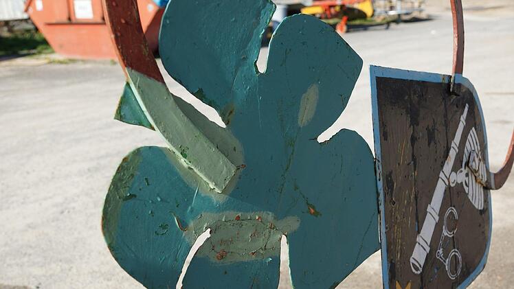 Das Metall ist an vielen Stellen geschweißt und übermalt worden.Foto: Arkadius Guzy